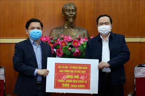Frente de la Patria de Vietnam recibe asistencias financieras para labores antiepidémicas