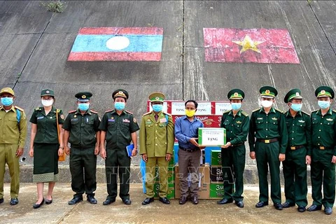 Guardia fronteriza vietnamita felicita a sus homólogos laosianos en ocasión del festival Bunpimay