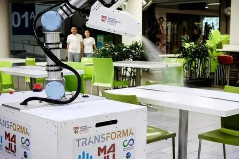 Singapur prueba robot desinfectante en lucha contra coronavirus