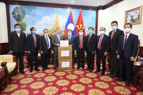 Vietnam presenta suministros médicos al pueblo de Laos