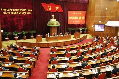 Se reúne máximo dirigente de Vietnam con altos funcionarios nacionales para abordar asuntos primordiales