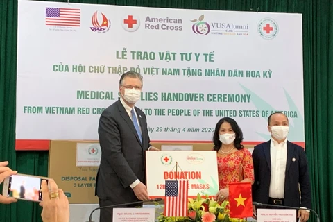 Dona Cruz Roja de Vietnam insumos médicos a Estados Unidos 