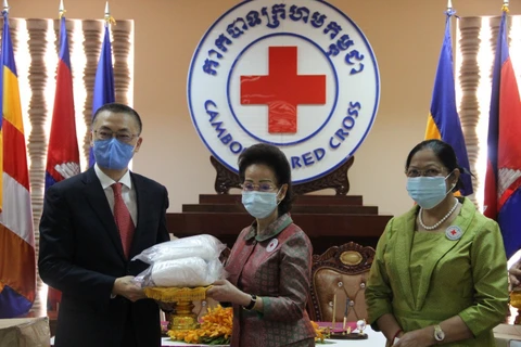 Cruz Roja de Vietnam dona suministros médicos a Camboya