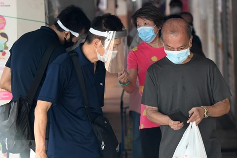 Singapur aliviará restricciones tras registrar descenso de casos de coronavirus