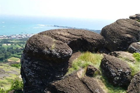 Rocas volcánicas halladas en la isla vietnamita de Phu Quy