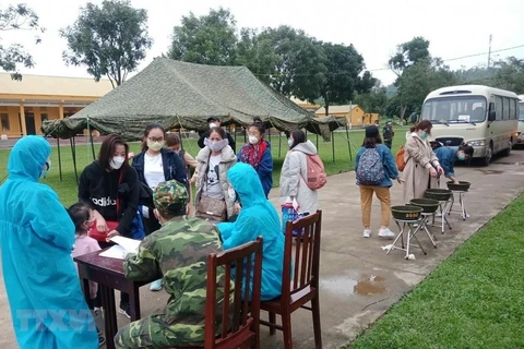 Thanh Hoa realiza pruebas para la detección de SARS-CoV-2 a 161 vietnamitas regresados del extranjero