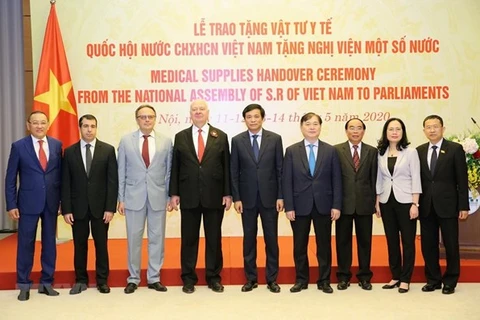 Presenta Asamblea Nacional de Vietnam suministros médicos a parlamentos extranjeros