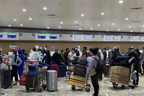 Repatriados cientos de vietnamitas varados en Filipinas por brote epidémico