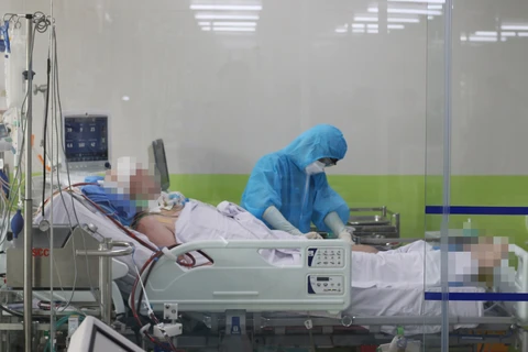 Sale del coma paciente más grave de COVID-19 en Vietnam 