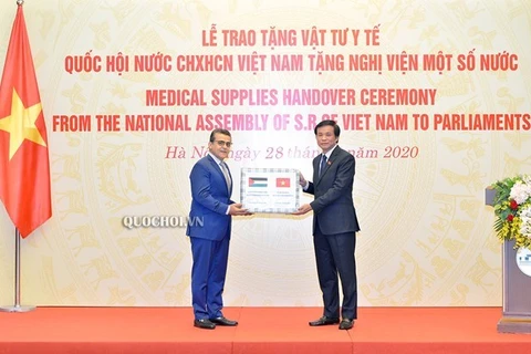 Presenta Asamblea Nacional de Vietnam suministros médicos a parlamentos de países de África y Oriente Medio