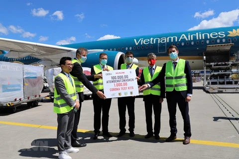 Empresas vietnamitas donan suministros médicos al estado alemán de Leipzig