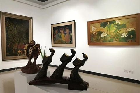 Exposición de pinturas de laca acapara atención del público en Hanoi