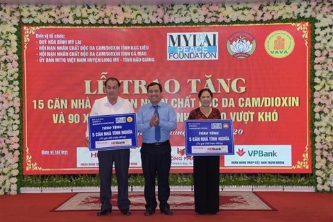 Fundación My Lai Peace presenta obsequios a víctimas del Agente Naranja en Vietnam