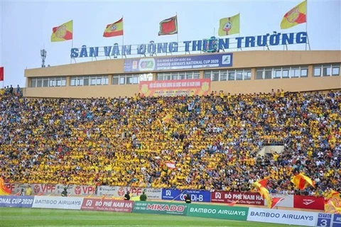 Reuters destaca el reinicio de liga de fútbol en Vietnam con multitudes 