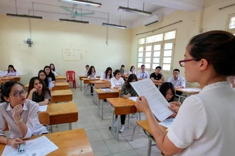 Estudiantes secundarios vietnamitas participarán en exámenes de graduación en agosto