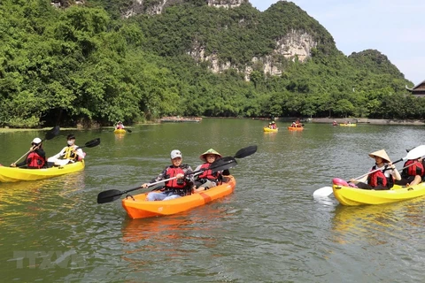 Lanza provincia vietnamita de Ninh Binh servicios turísticos de kayak en Trang An