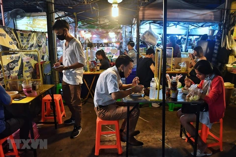 Tailandia considera levantar el toque de queda nocturno