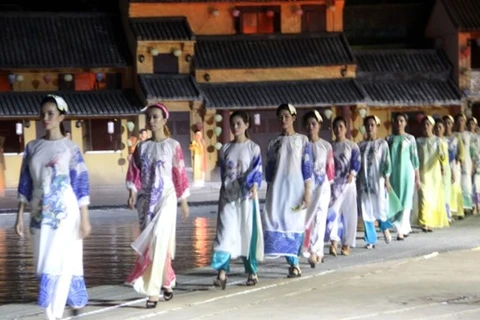 Destacan en Festival Ao Dai de Hoi An valores culturales de Vietnam