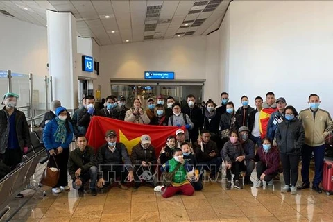 Repatrian a 69 ciudadanos vietnamitas desde países africanos