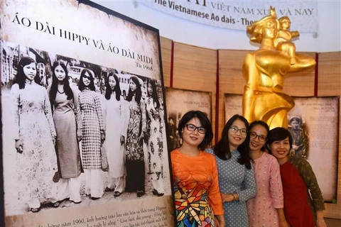 Efectúan seminario sobre traje tradicional, costumbres y cultura vietnamitas