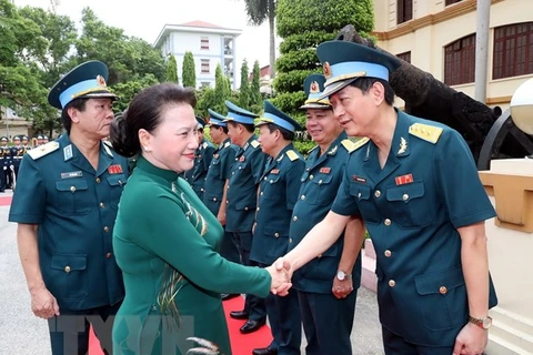 Máxima legisladora vietnamita visita las fuerzas aérea y antiaérea 