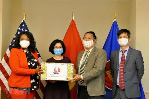 Embajada de Vietnam entrega mascarillas para apoyar a Washington en lucha contra el COVID-19