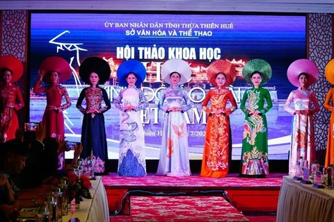 Celebran simposio sobre “Hue - Capital del Ao Dai de Vietnam”