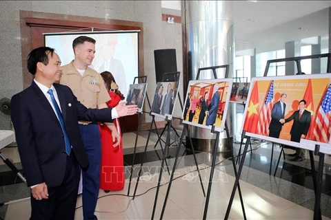 Exposición fotográfica celebra 25 años de relaciones diplomáticas Vietnam - Estados Unidos