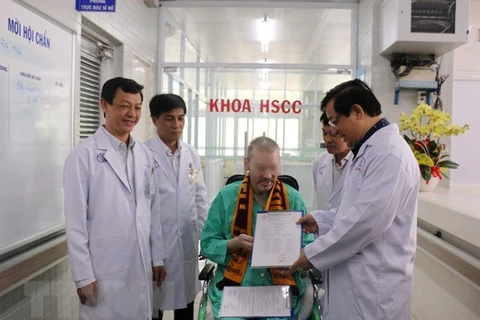 Paciente británico con COVID-19 recibe alta médica después de tres meses tratado en Vietnam 