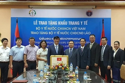 Ministerio de Salud de Vietnam dona mascarillas faciales a Laos