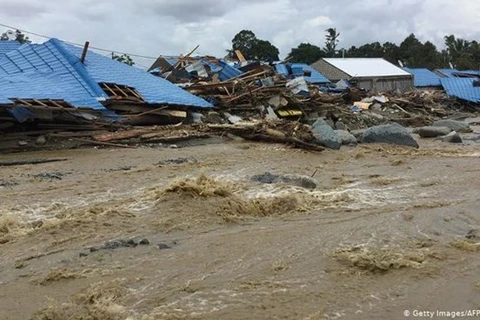 Aumenta a 21 el número de muertos por inundaciones en Indonesia