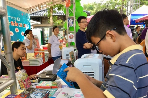 Diversas actividades para niños en la Calle de Libros de Hanoi