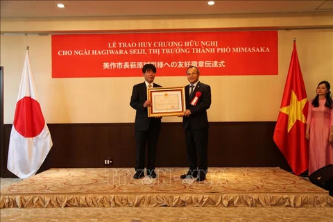 Gobernador japonés honrado con Medalla de Amistad de Vietnam