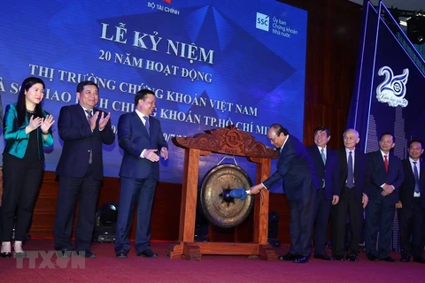 Premier de Vietnam ratifica política consecuente de priorizar desarrollo del mercado bursátil