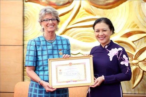 Entregan medalla “Por la paz y amistad entre los dos pueblos” a la embajadora de España en Vietnam