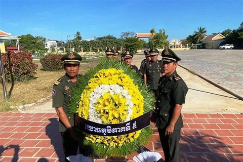 Autoridades de Vietnam y Camboya rinden homenaje a héroes y mártires
