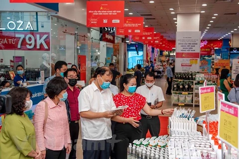 Examinan suministro de productos de necesidad en Vietnam 