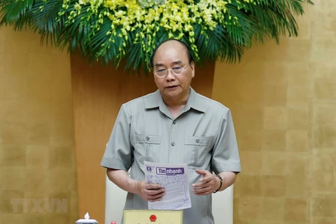 Premier vietnamita aboga el pueblo por intensificar lucha contra COVID-19
