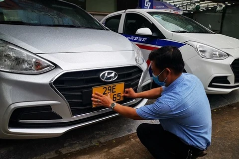 Casi 500 autos de servicio de transporte en Vietnam completan cambio de placa