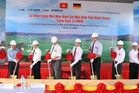 Empresa tailandesa interesada en sector de energía eólica en Vietnam 