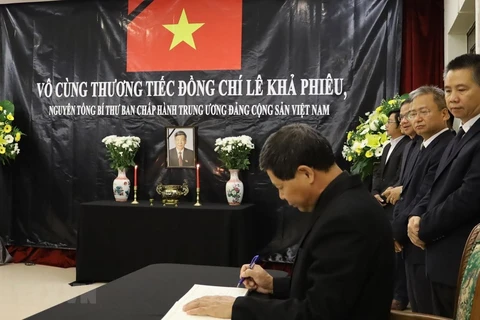 Embajadas de Vietnam en Malasia y Japón rinden homenaje póstumo al exdirigente Le Kha Phieu