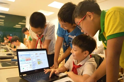 Lanzan en Vietnam campamento de verano de enseñanza de programación para niños