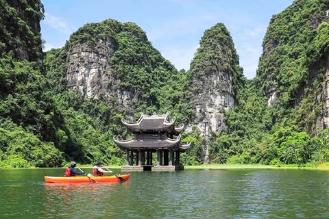 Travesía en kayak para contemplar la magnífica naturaleza de Trang An 