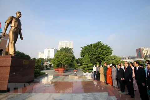 Líderes de Ciudad Ho Chi Minh rinden tributo a expresidentes