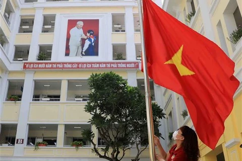 Dirigente vietnamita felicita a estudiantes por nuevo año escolar