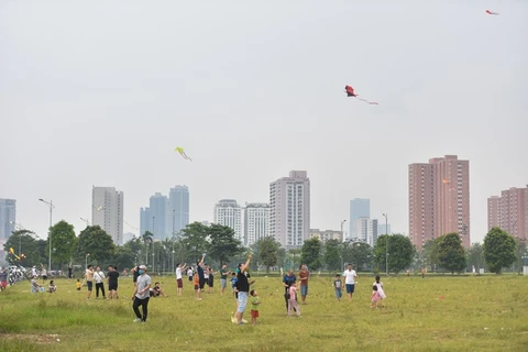 Papalotes vuelan en el cielo de Hanoi