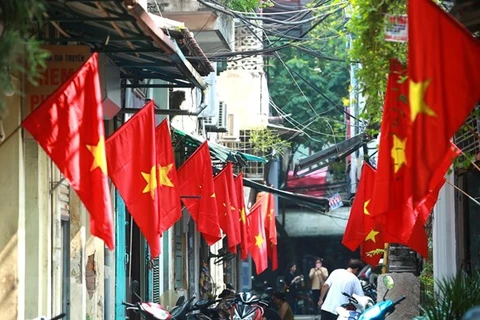 Aldea vietnamita por conservar el oficio tradicional de elaboración de bandera nacional