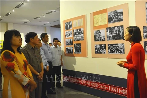 Exhiben en Dak Lak fotografías sobre la vida y trayectoria revolucionaria del Presidente Ho Chi Minh