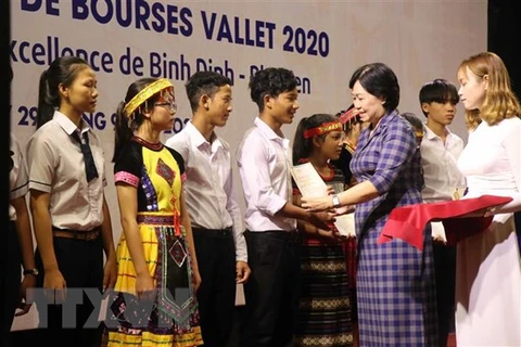 Estudiantes y maestros vietnamitas se benefician de becas Vallet