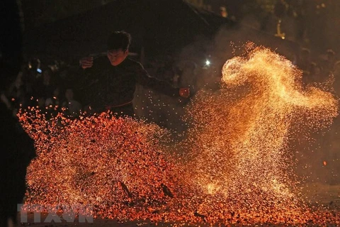 Vietnam reconoce a Fiesta de danza sobre fuego como patrimonio intangible nacional